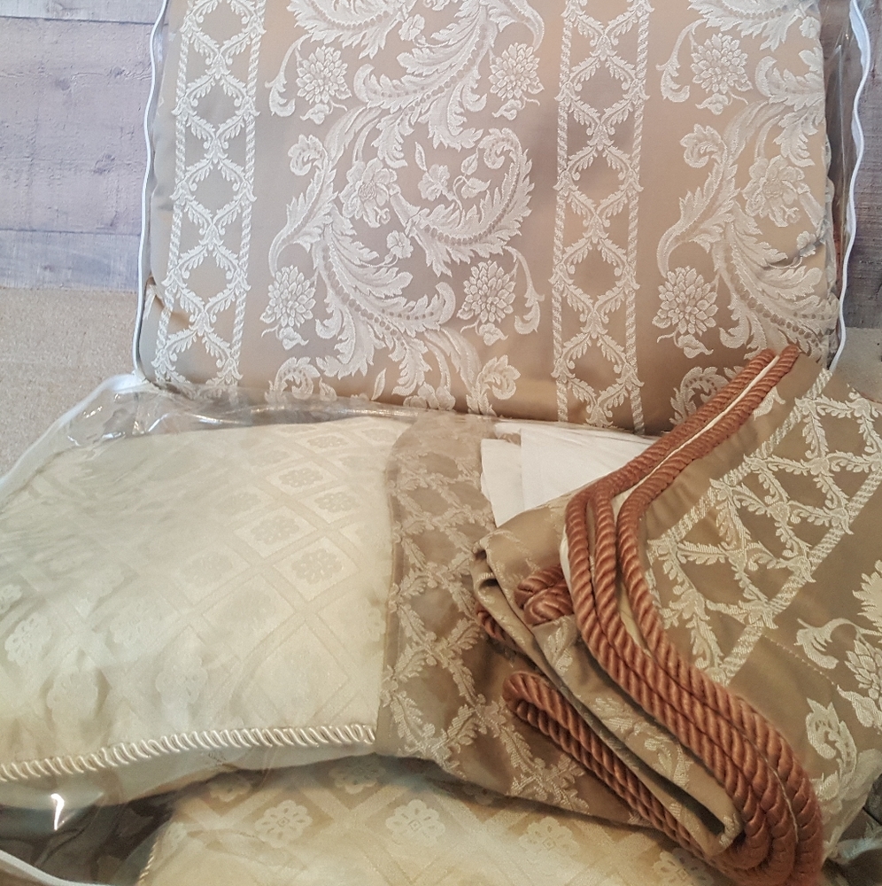 🔥Domain        Gold & Tan Queen Comforter Set🔥